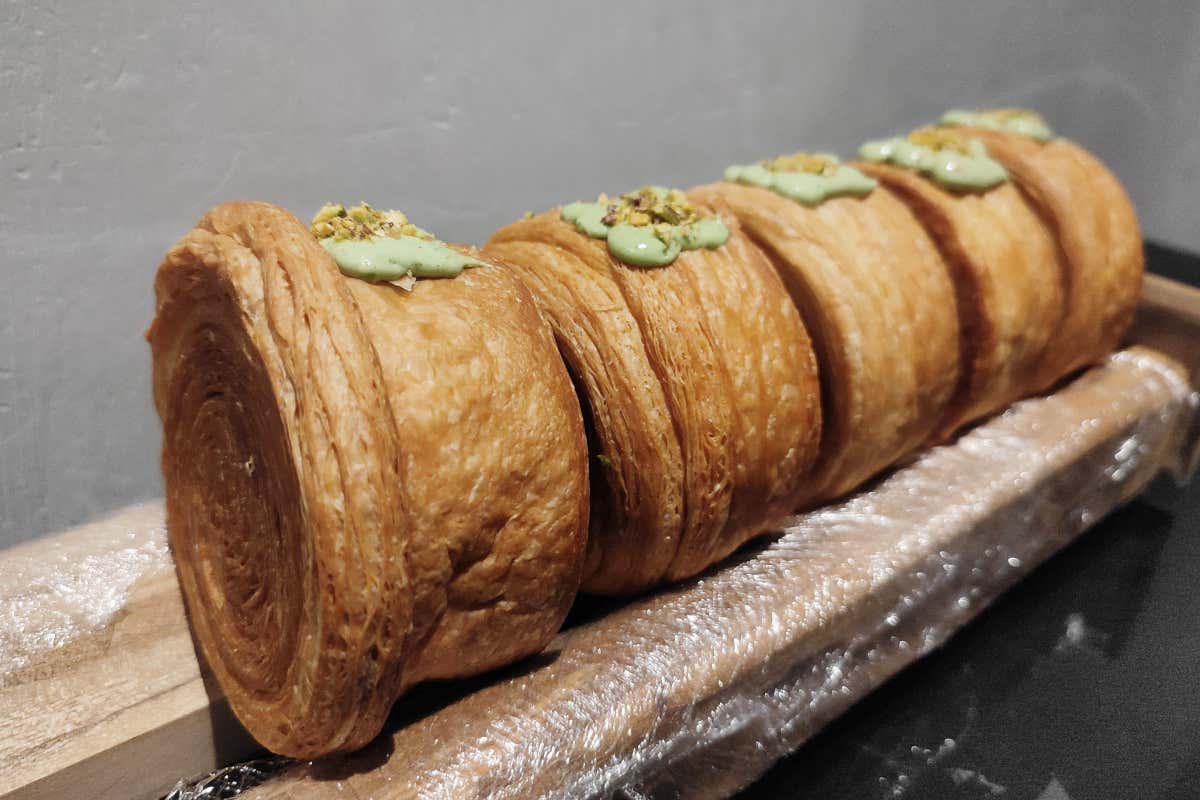 Dalla classica mezzaluna alla piramide: 50 sfumature di croissant